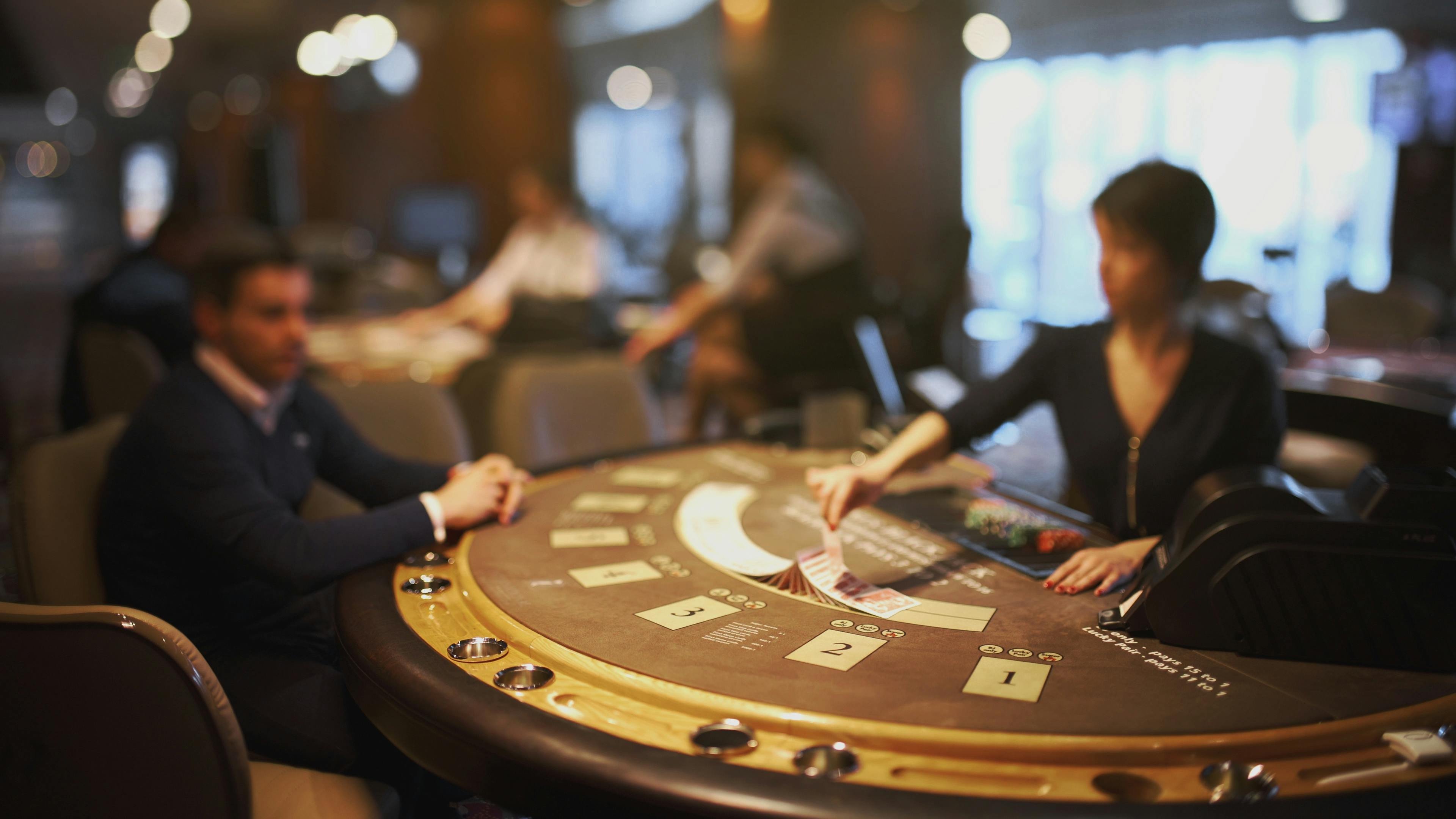 739 bet အွန်လိုင်း ကတ်ဂိမ်းများ Live Baccarat Dragon Tiger Myanmar MMK ကစားနေသောပုံ